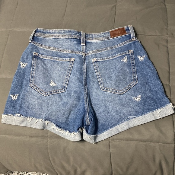 Hollister Curvy Ultra High-Rise Mom Short. Size 9 - Picture 3 of 5